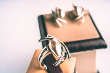 Güzel gümüş yüzük yakın