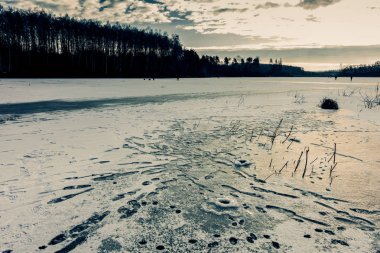 Gölde buz balıkçılığı