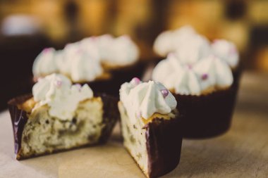 Taze kahve ve kekler