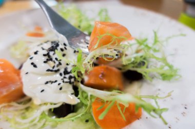 Somon ve peynirli salata