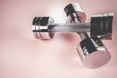 Spor kavram: pembe bir arka plan üzerinde halter
