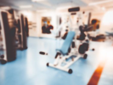 Vinnytsia, Ukrayna - Circa 2018: spor salonunda egzersiz makineleri antrenman.