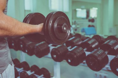 Spor salonunda vücut geliştirmeci