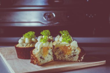 peynir ve salata ile cupcakes