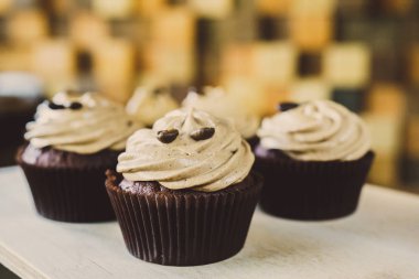 bir tepsi üzerinde pek çok güzel pastalar