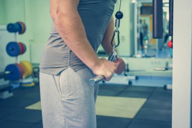 Spor salonunda vücut geliştirmeci