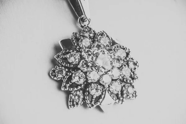 Beau Pendentif Argent Gros Plan — Photo