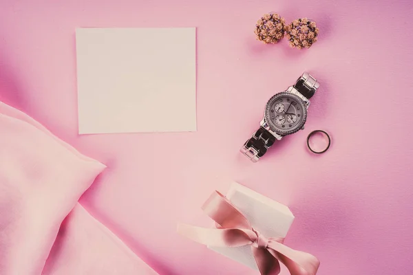 Accessori di bellezza su sfondo rosa — Foto Stock