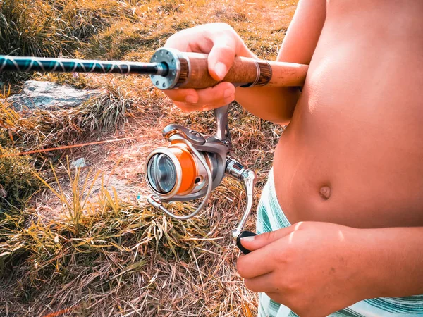 Il ragazzo sta pescando — Foto Stock