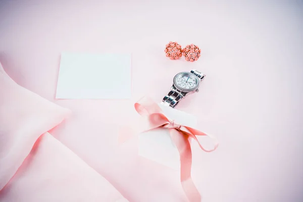 Accessori di bellezza su sfondo rosa — Foto Stock