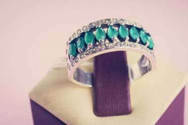 Güzel gümüş yüzük yakın