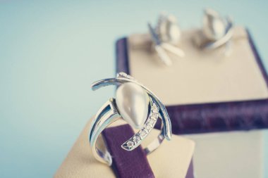 Güzel gümüş yüzük yakın