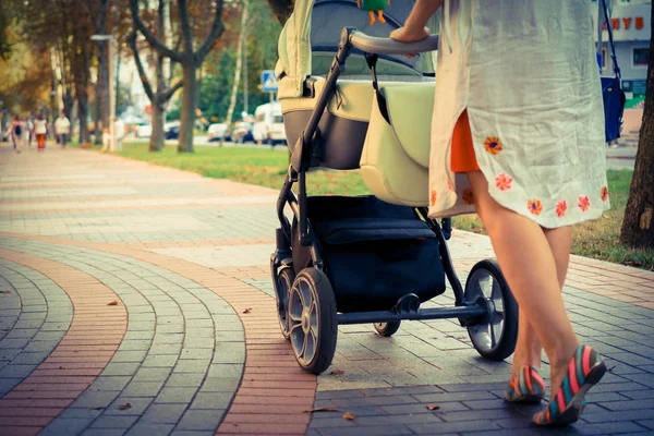 Mère avec une poussette sur une promenade — Photo