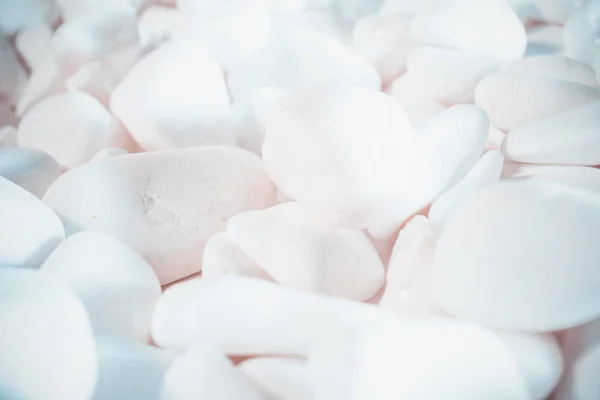 Hintergrund aus weißen Kieselsteinen — Stockfoto