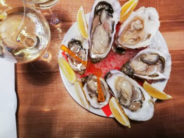 İstiridye masada şarap ile