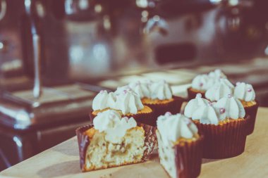 Taze kahve ve kekler