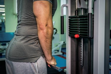 Spor salonunda vücut geliştirmeci