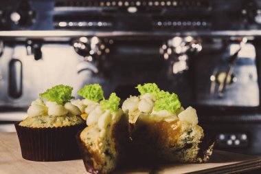 bir tepsi üzerinde pek çok güzel pastalar