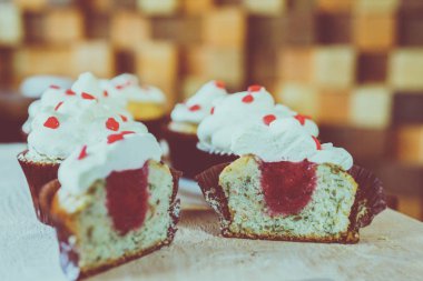 bir tepsi üzerinde pek çok güzel pastalar