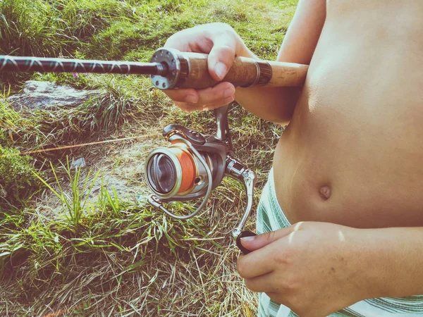 Il ragazzo sta pescando — Foto Stock