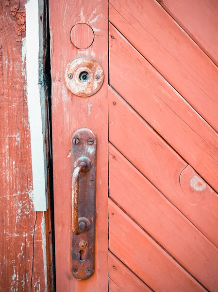 Maçaneta da porta e bloqueio na velha porta vermelha — Fotografia de Stock
