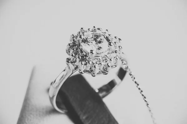 Krásný prsten s kameny — Stock fotografie