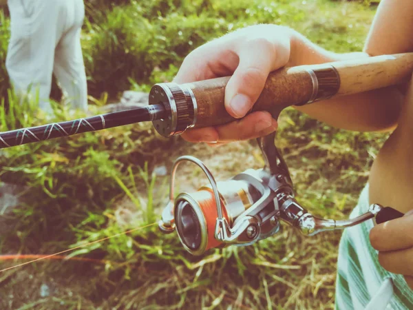 El chico está pescando — Foto de Stock