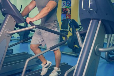 Spor salonunda vücut geliştirmeci