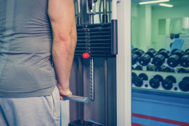 Spor salonunda vücut geliştirmeci