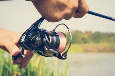 balıkçı gölde balık tutma