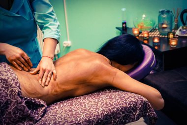 Spa salonunda çikolata masajı