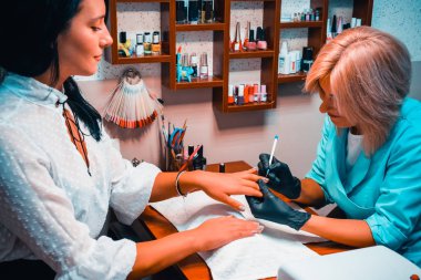 Rahat spa salonunda Manikür prosedürü