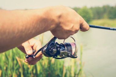 balıkçı gölde balık tutma