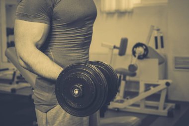 Spor salonunda vücut geliştirmeci