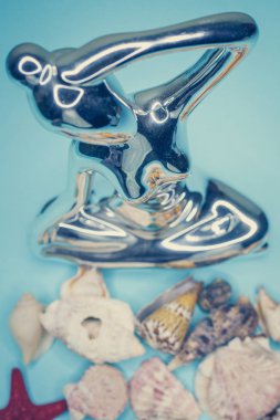 Arka plan mavi bir arka plan üzerinde deniz kabukları