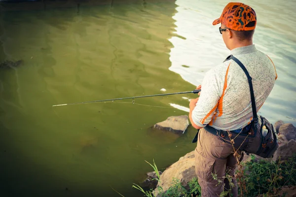 Rybář je rybolov na jezeře — Stock fotografie
