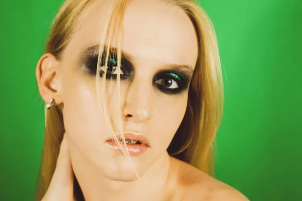 Makeup med gröna skuggor — Stockfoto