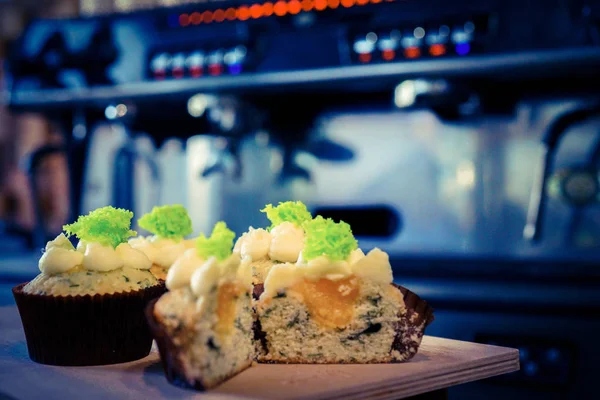 Kahve makinesi ve kafede capkake