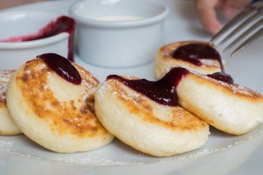 Bir tabakta kahvaltı için Cheesecakes