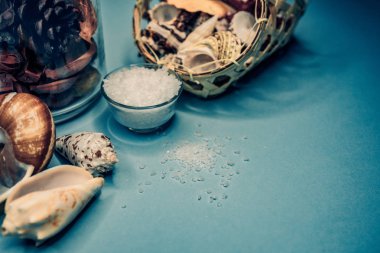 Kabukları ve deniz tuzu arka plan