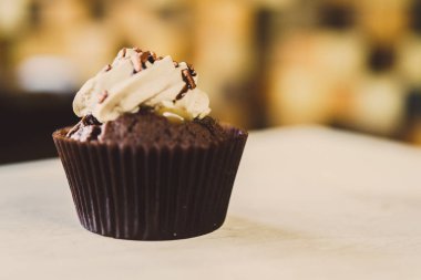 bir tepsi üzerinde pek çok güzel pastalar