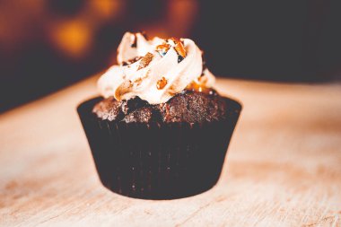 bir tepsi üzerinde pek çok güzel pastalar