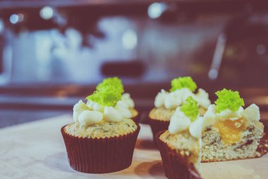 Kahve makinesi ve kafede capkake