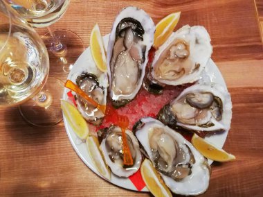 İstiridye masada şarap ile