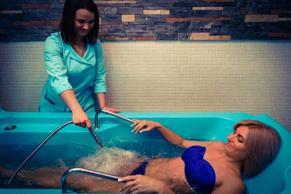 Femme Blonde Relaxante Dans Salon Spa Pendant Massage Sous Marin — Photo