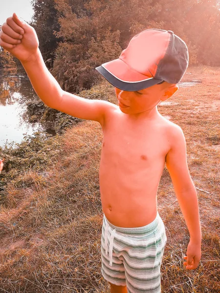 这个男孩在钓鱼。 — 图库照片