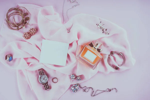 ピンクの背景に様々 な化粧品 — ストック写真