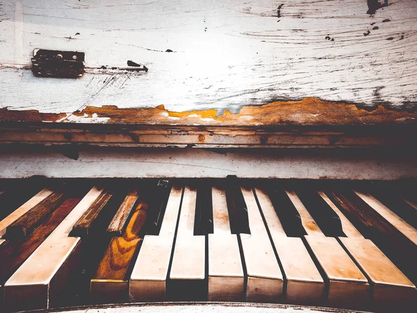 Nycklarna till gamla piano — Stockfoto