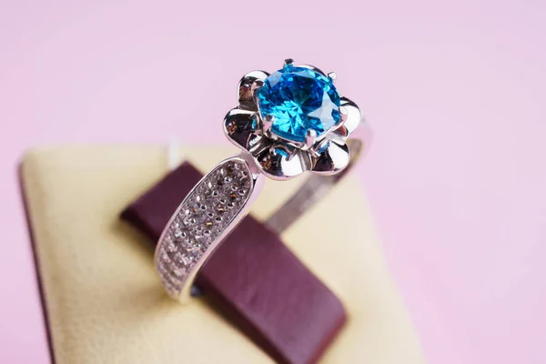 Красивое кольцо с камнями — стоковое фото
