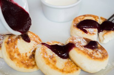 Bir tabakta kahvaltı için Cheesecakes